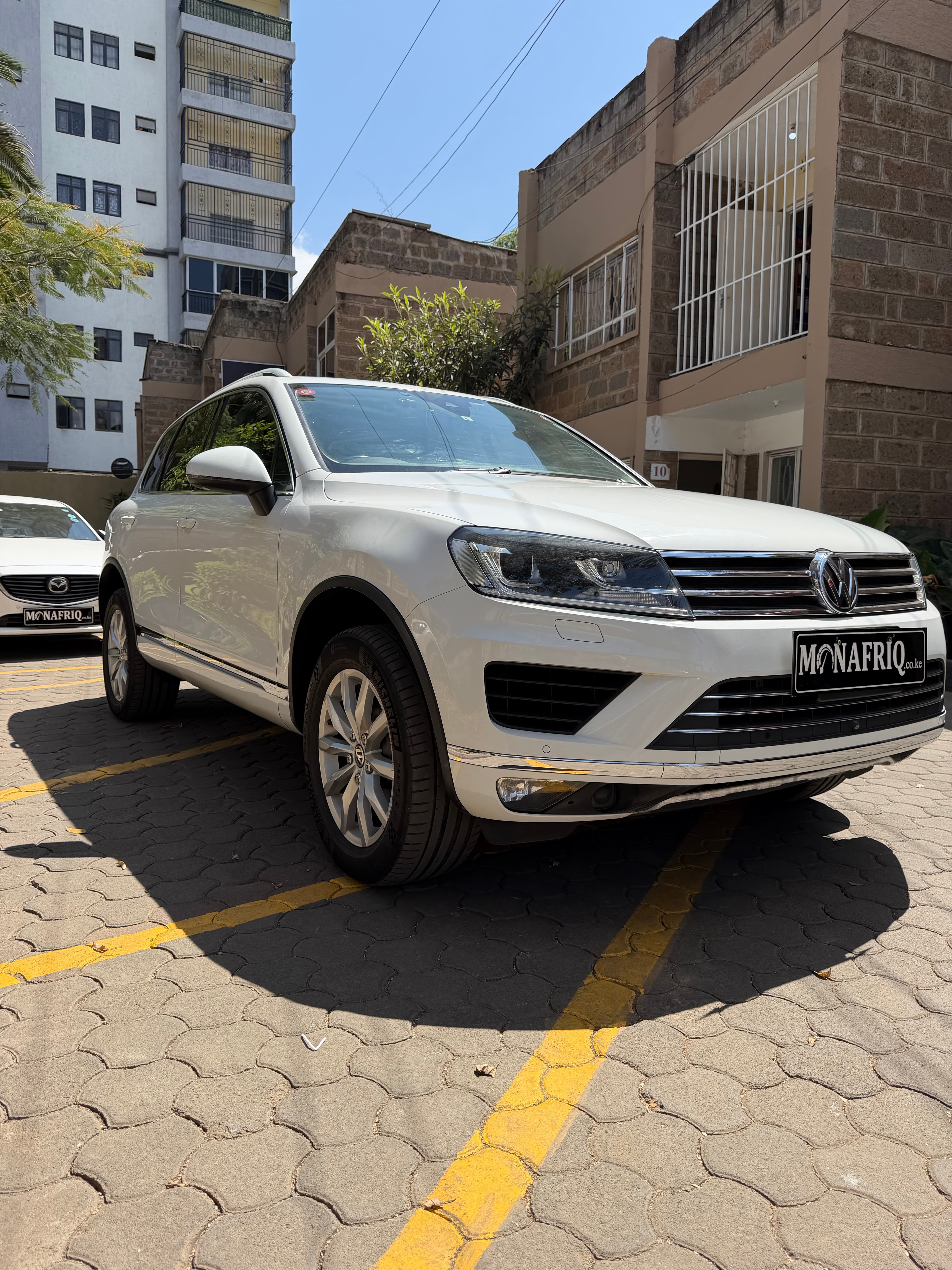 Volkswagen Touareg · photo