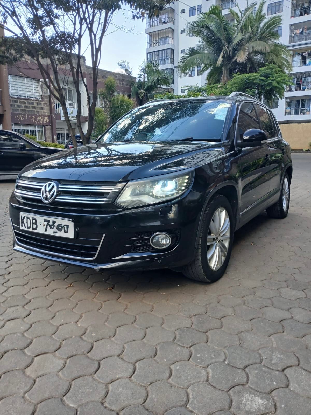 Volkswagen Tiguan · photo