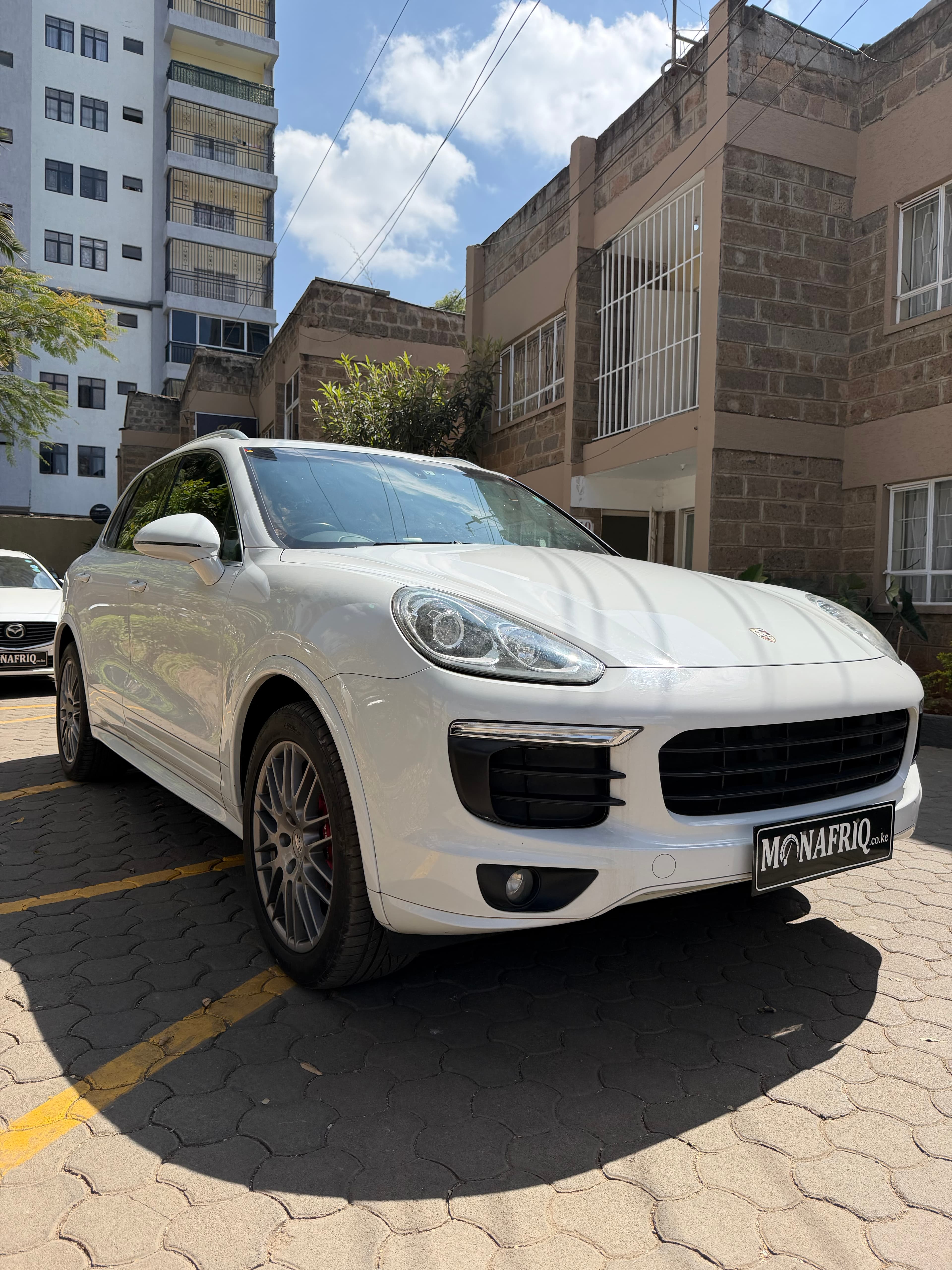 Porsche Cayenne · photo